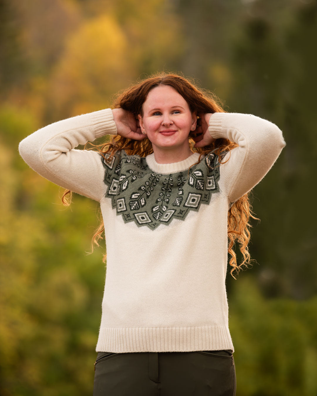 The model's chest circumference is 89 cm and she is wearing size M.