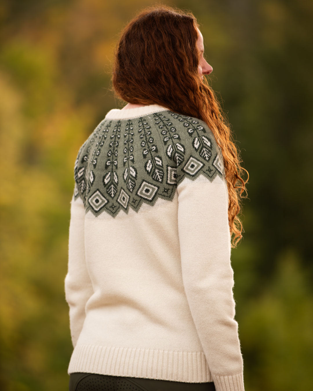 The model's chest circumference is 89 cm and she is wearing size M.