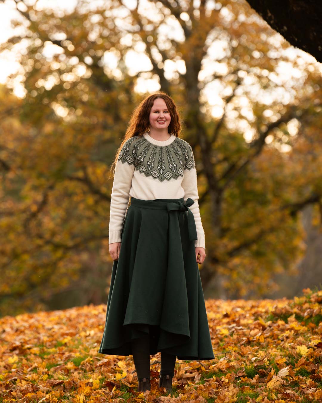 The model's chest circumference is 89 cm and she is wearing size M.