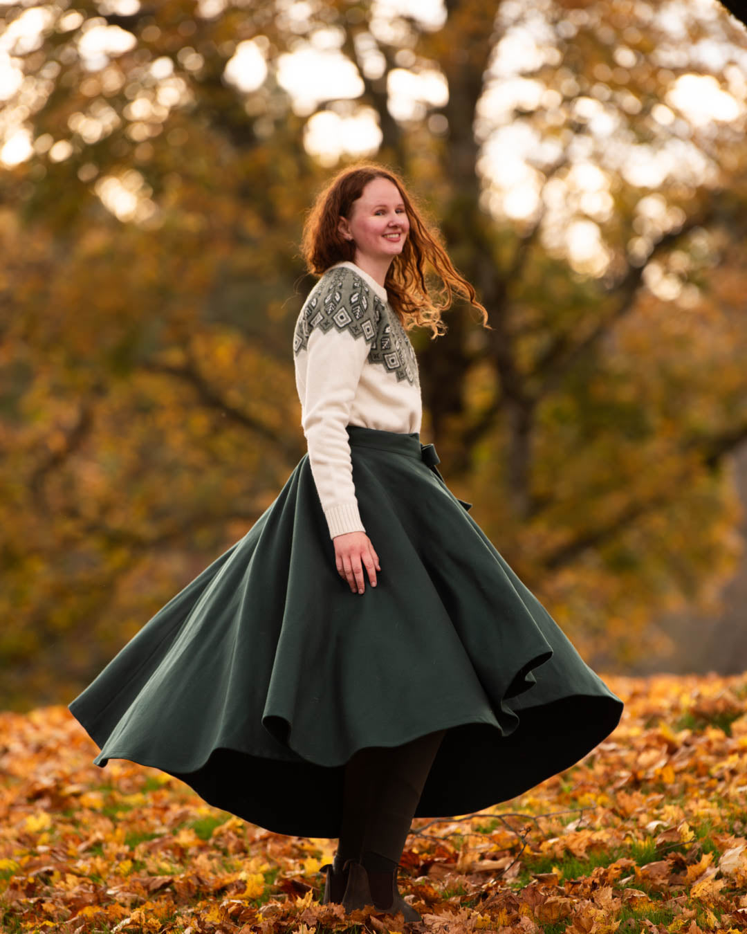 The model's chest circumference is 89 cm and she is wearing size M.