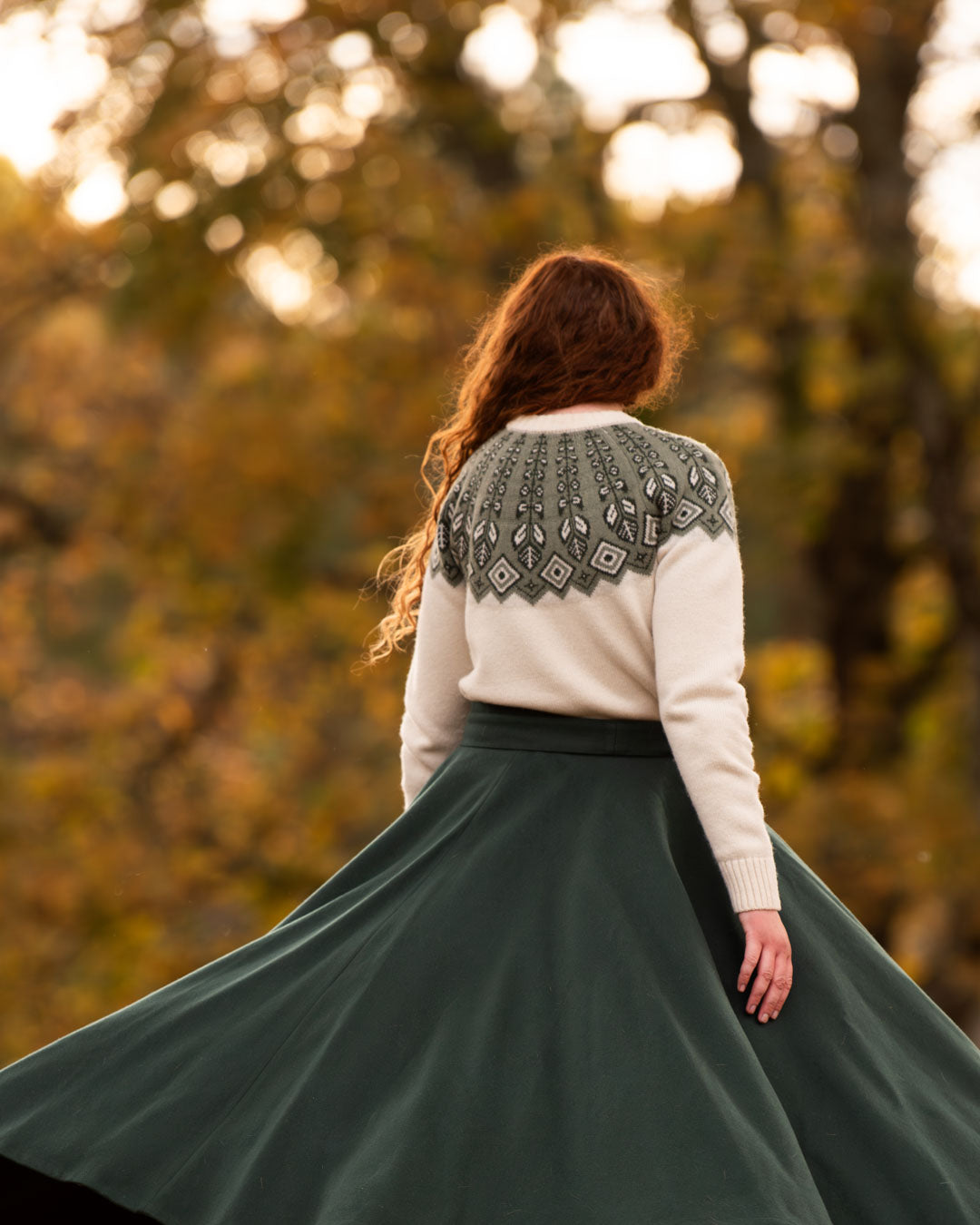 The model's chest circumference is 89 cm and she is wearing size M.