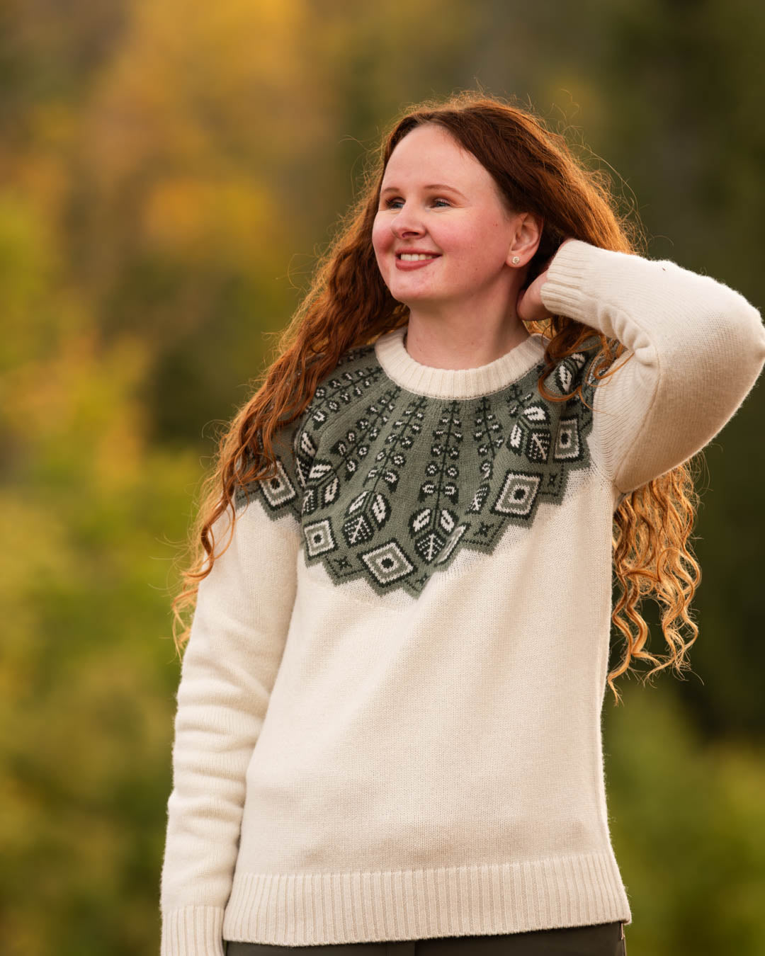 The model's chest circumference is 89 cm and she is wearing size M.