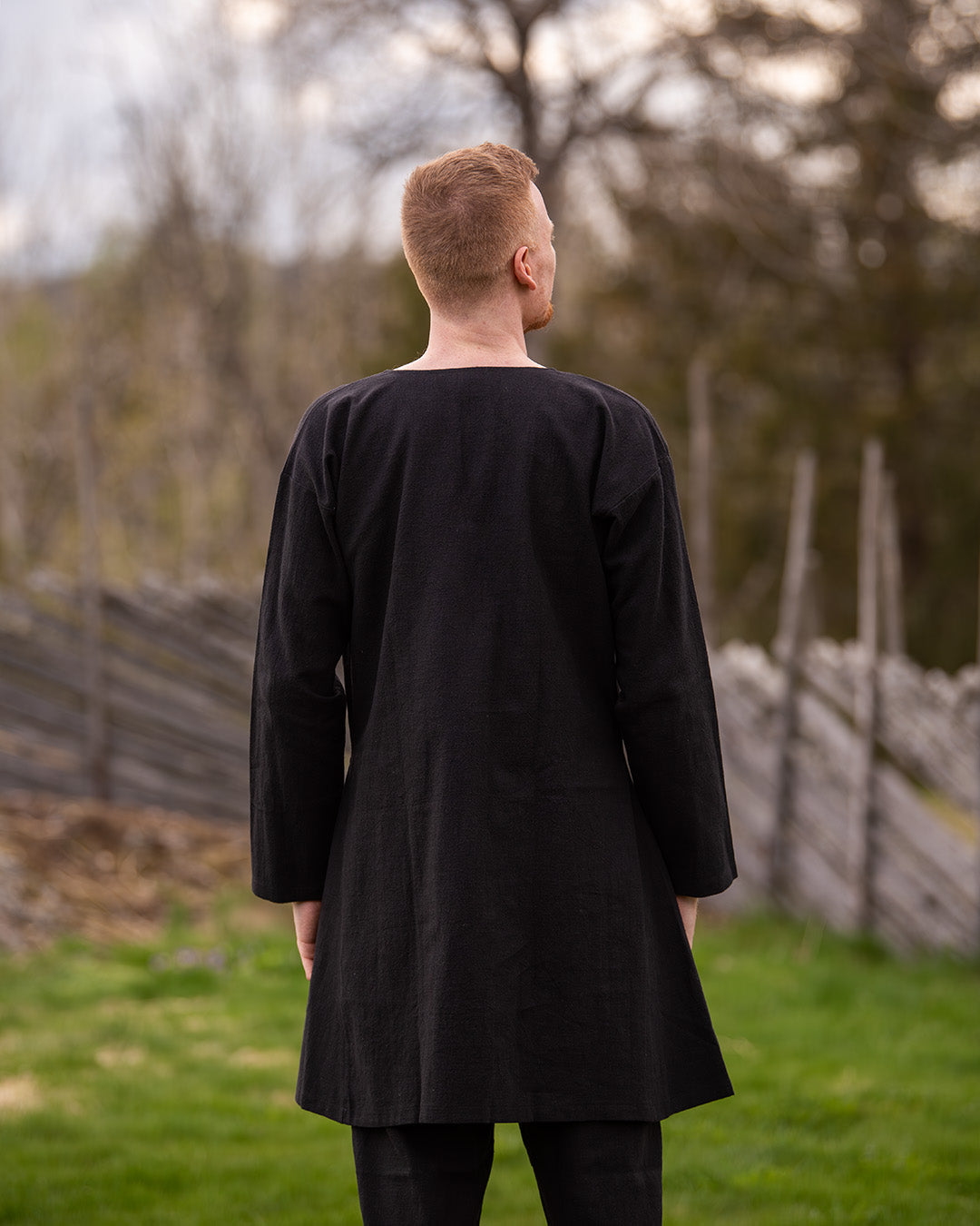 Alexander is 189 cm tall, has a chest circumference of 98 cm and wears size M.